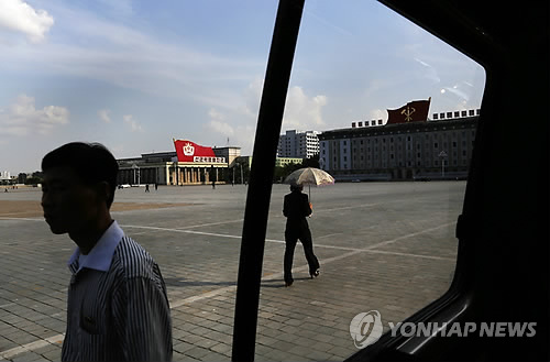 12일 미국 북한전문 웹사이트인 `엔케이뉴스'(www.nknews.org)가 동영상공유 사이트 등에 올라온 김일성광장 사진을 분석한 결과에 따르면 최근 촬영된 사진에서는 노동당사 외벽에 걸려 있던 마르크스와 레닌 초상화가 보이지 않았다. 사진은 평양의 김일성광장 모습.(AP=연합뉴스, 자료사진)