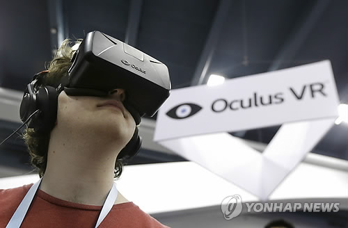 '오큘러스 VR'의 개발자용 시제품 '오큘러스 리프트'를 착용한 모습. (AP=연합뉴스 DB)