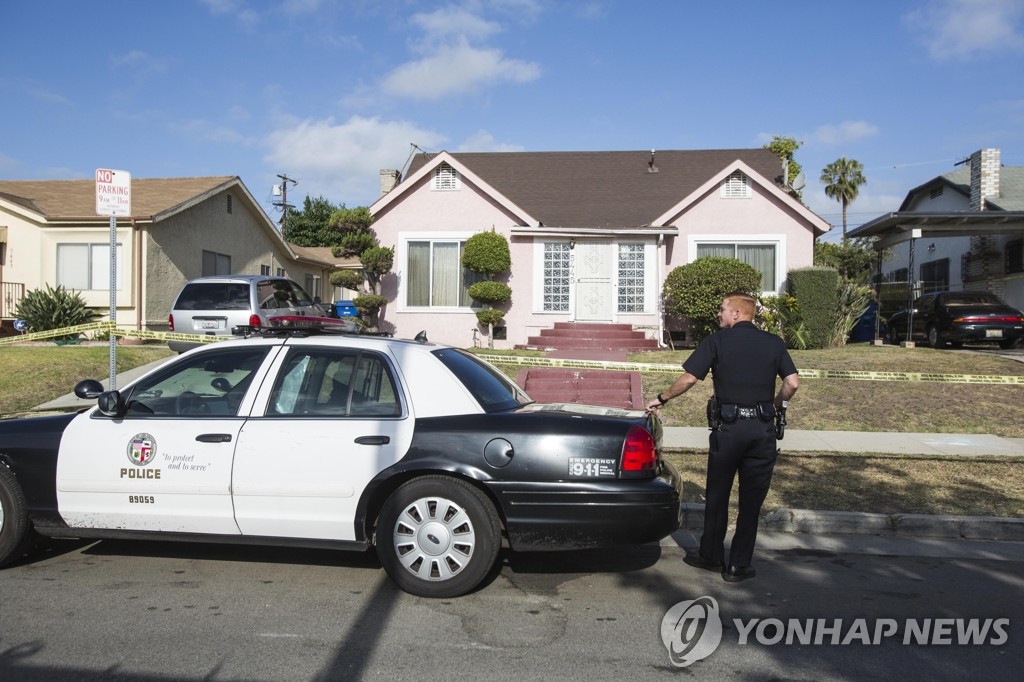 로스앤젤레스 경찰이 로스앤젤레스 남부 하이드파크에 있는 제이스의 저택에서 제이스를 살인 혐의로 체포했다. (AP=연합뉴스)
