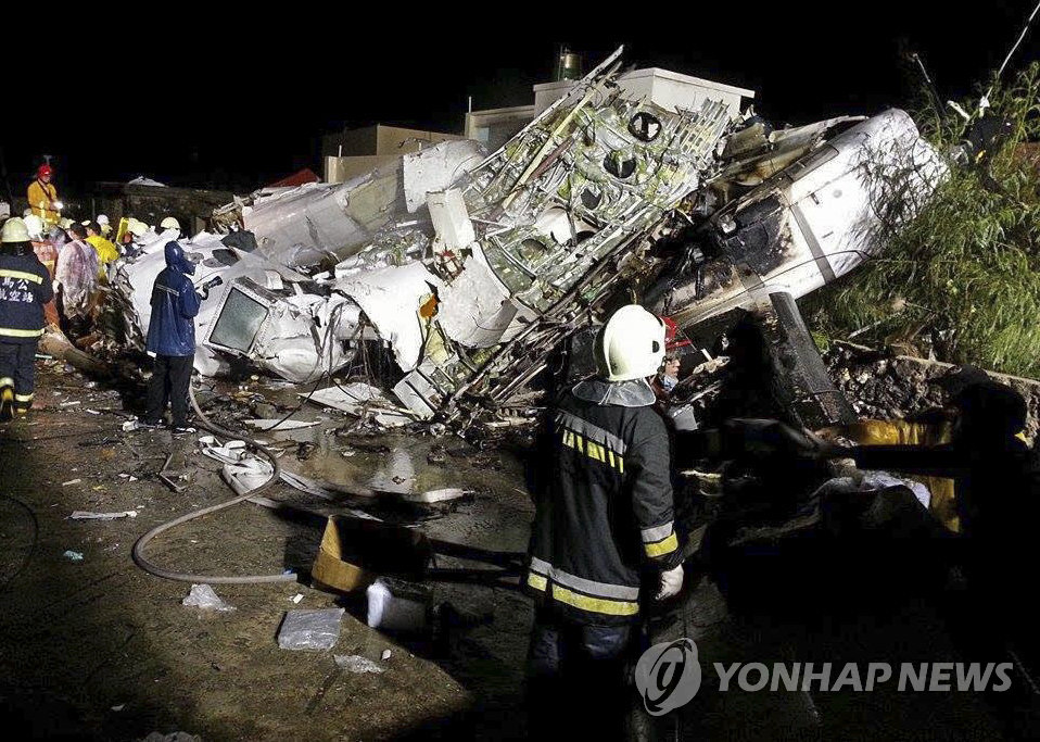 대만에서 23일 오후 항공기가 비상착륙하다 실패해 50여명의 사상자가 발생했다. 사진은 구조대원들이 사고 현장을 수색하는 모습. (AP=연합뉴스)