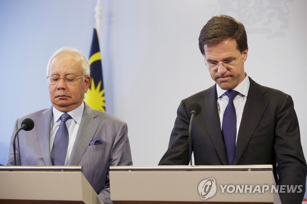 기자회견하는 라작 말레이 총리(왼쪽)와 뤼터 총리(AP=연합뉴스)