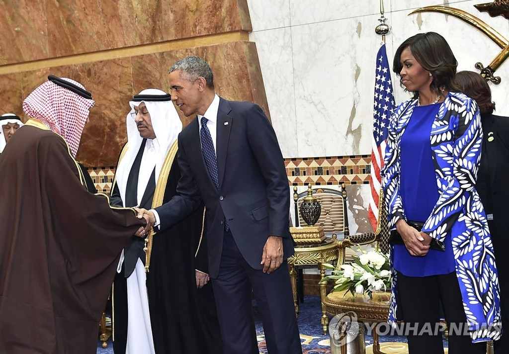 국왕 타계 조문차 사우디 방문한 오바마 미국 대통령 부부. (AP=연합뉴스)