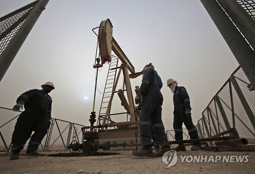 바레인의 석유노동자들[AP=연합뉴스 자료사진]