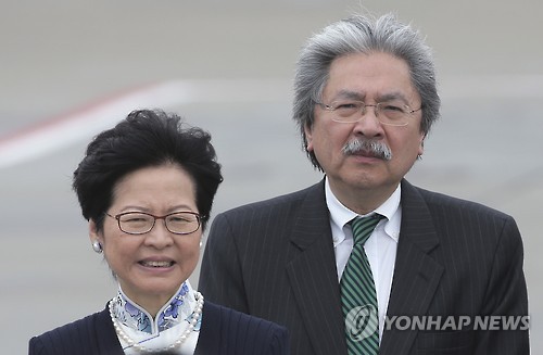 캐리 람 홍콩 정무사장(왼쪽)과 존 창 재정사장