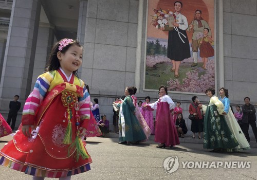 北 창군절을 맞아 한복을 입고 군무를 추는 사람들