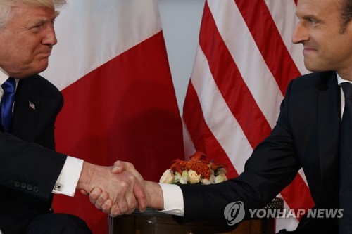 손 꽉 쥔 미국과 프랑스 정상