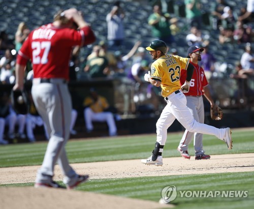 맷 조이스에게 만루포 내준 숀 켈리 (AP=연합뉴스)