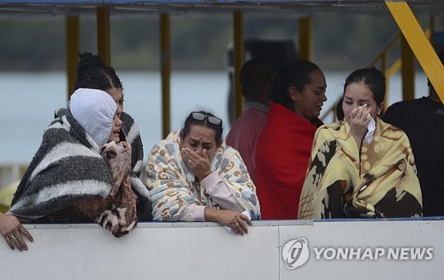 콜롬비아 유람선 침몰 소식을 듣고 현장에 달려온 콜롬비아 시민들이 눈물을 흘리고 있다. [AP=연합뉴스] 