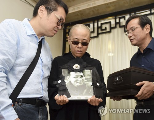 '중국 민주화의 별' 인권운동가 류샤오보의 영정을 든 부인 류샤