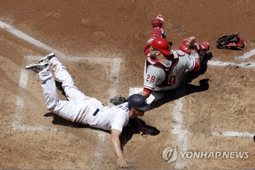 윌 마이어스의 홈 도루 모습