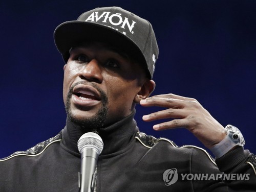 경기 후 기자회견하는 메이웨더 (AP=연합뉴스)