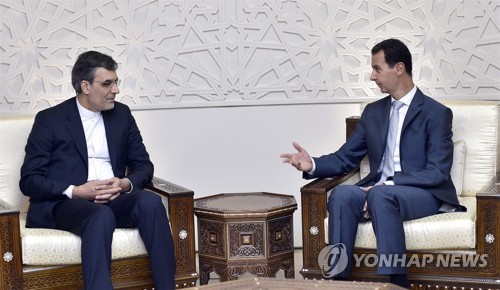 지난달 30일 바샤르 알아사드 시리아 대통령(오른쪽)이 다마스쿠스에서 호세인 자베리 안사리 이란 외교차관을 면담했다. [AP=연합뉴스]