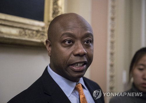 의회에서 기자회견 중인 팀 스콧 美 공화당 상원의원