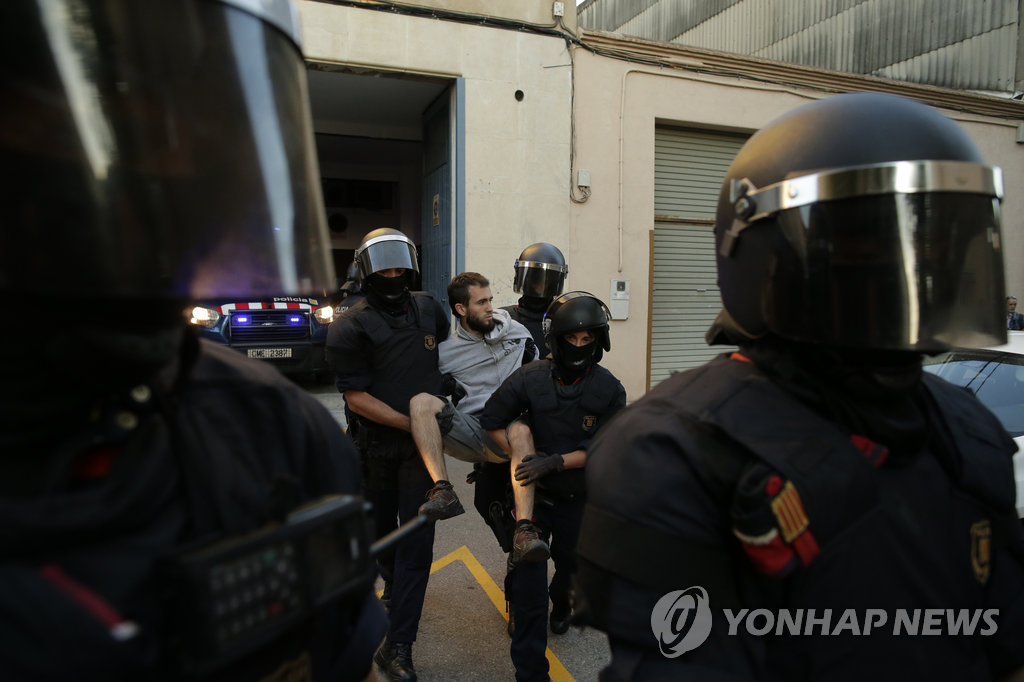 카탈루냐 독립투표용지 압수 항의 시위 진압에 투입된 스페인 경찰들
