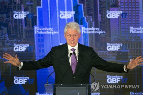 글로벌 비즈니스 포럼에서 연설 중인 빌 클린턴 전 미국 대통령