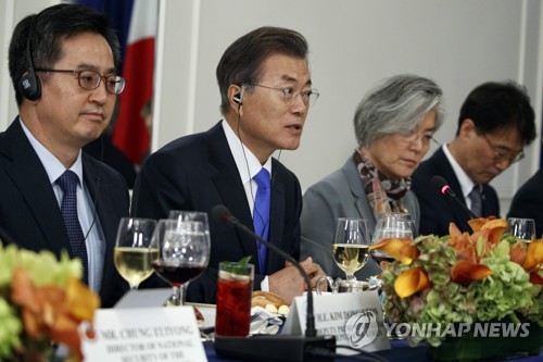 3자 정상회담 참석한 문재인 대통령(왼쪽에서 두번째)