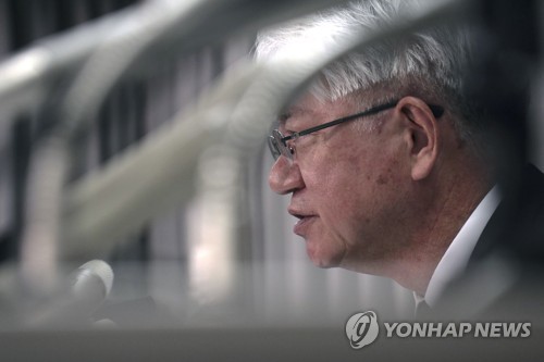기자회견 중인 가와사키 히로야 고베제강 회장