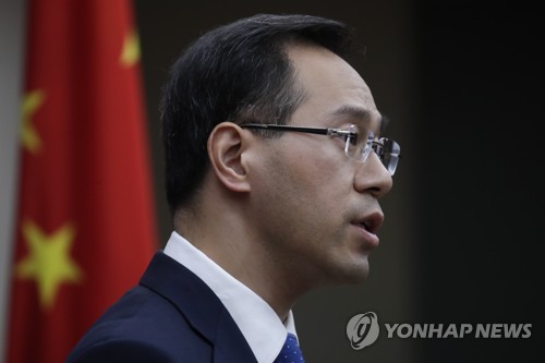 기자회견하는 가오펑 중국 상무부 대변인