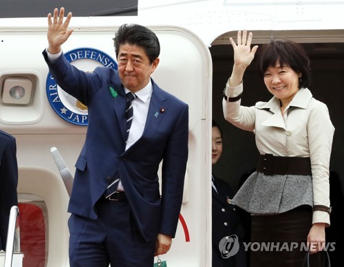 손흔드는 아베 부부