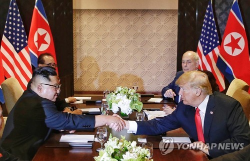 회담 중 악수하는 김정은·트럼프