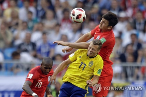 잉글랜드 해리 매과이어(맨 오른쪽)가 8일(한국시간) 러시아 사마라 아레나에서 열린 2018 러시아 월드컵 8강 스웨덴과의 경기에서 헤딩슛을 노리고 있다. [AP=연합뉴스]