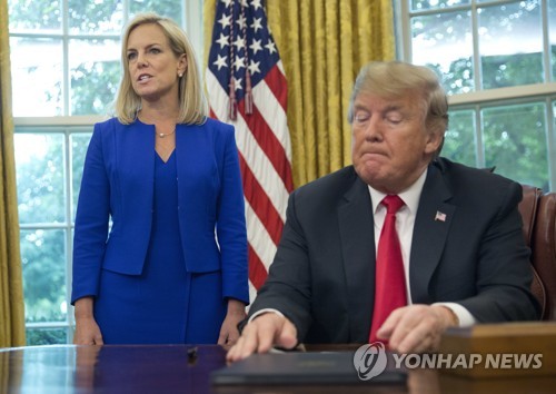 백악관에서 커스텐 닐슨 국토안보장관의 발언을 듣는 도널드 트럼프 대통령