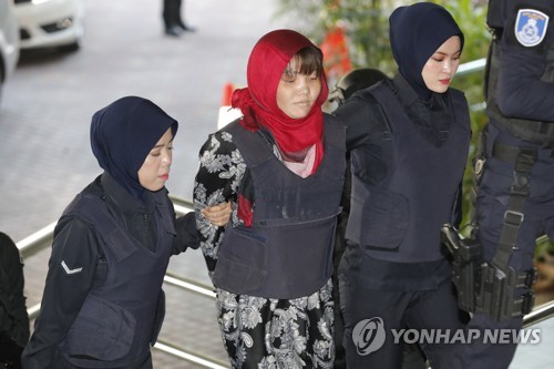 2019년 3월 14일 김정은 북한 국무위원장의 이복형 김정남을 살해한 혐의로 기소된 베트남 여성 도안 티 흐엉(31)이 방탄복 차림으로 말레이시아 샤알람 고등법원에 들어서고 있다. [AP=연합뉴스[