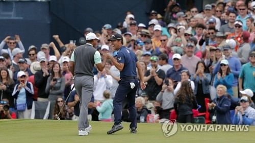 장난치고 좋아하는 타이거 우즈와 케빈 나