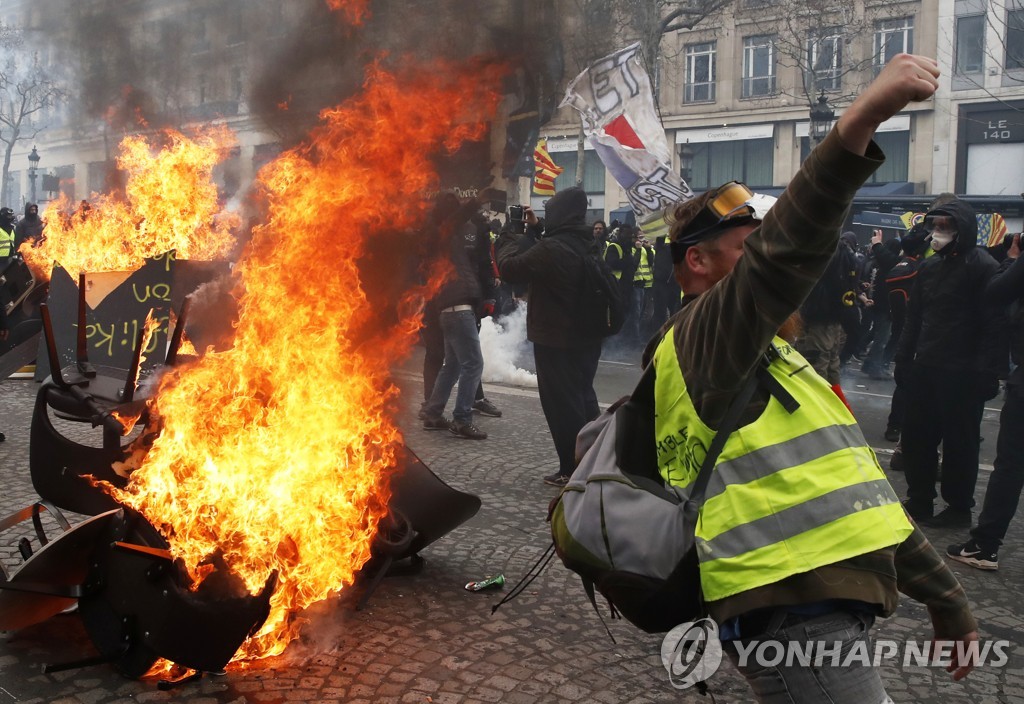 지난 16일 프랑스 파리 시내의 노란 조끼 시위[AP=연합뉴스] 