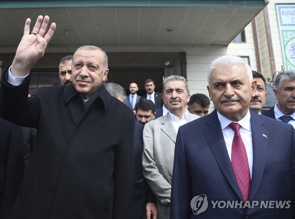 에르도안 대통령(왼쪽)과 집권당 이스탄불 시장 후보 이들드름 전 총리