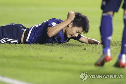 득점기회를 놓친 일본 축구대표팀의 우에다 아야세가 안타까워하는 모습