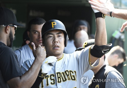 홈런 축하받는 강정호