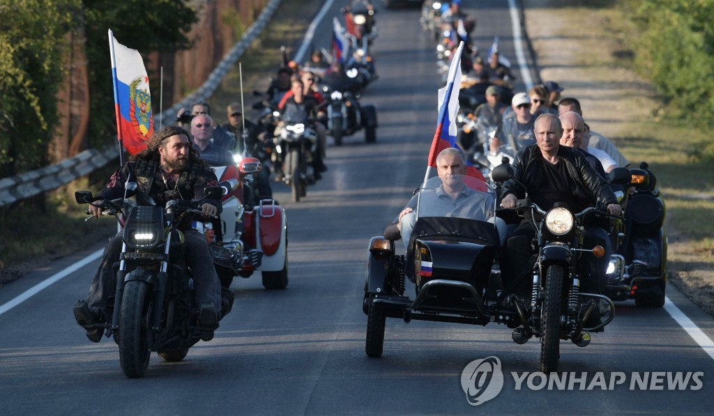 크림반도서 오토바이 모는 푸틴 대통령