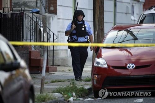 미국 필라델피아 총격 사건 현장 부근을 순찰하는 경찰관