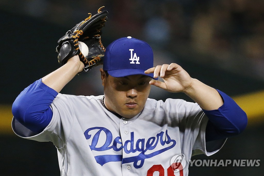 In this Associated Press file photo from Aug. 29, 2019, Ryu Hyun-jin of the Los Angeles Dodgers fixes his cap during the bottom of the fourth inning of a Major League Baseball regular season game against the Arizona Diamondbacks at Chase Field in Phoenix. (Yonhap)