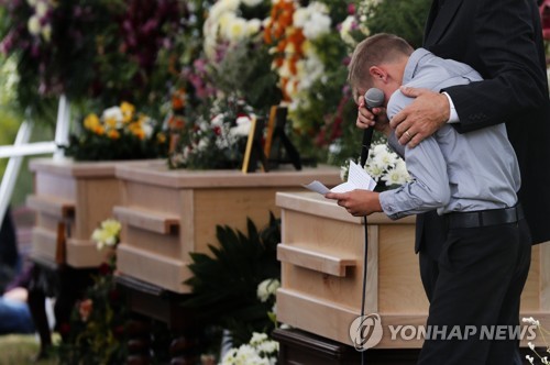 멕시코 카르텔에 살해된 미국계 가족들의 장례식