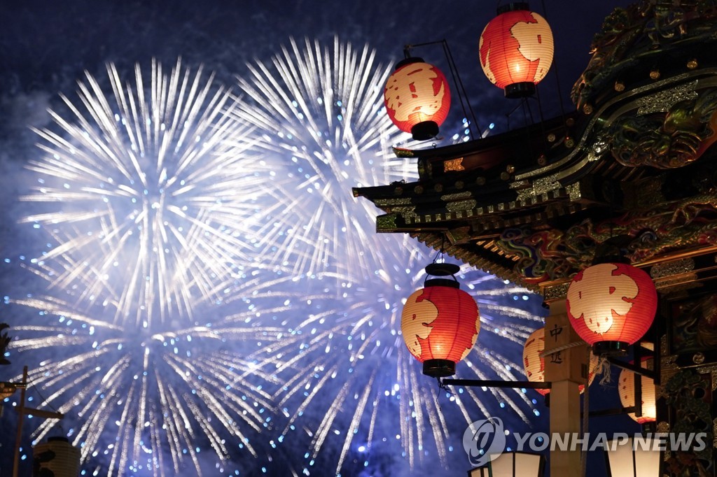 ′화려한 불꽃놀이를 배경으로′…日 '치치부 야간 축제'