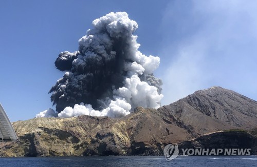 지난 9일 화이트섬 화산폭발 장면 / AP=연합뉴스