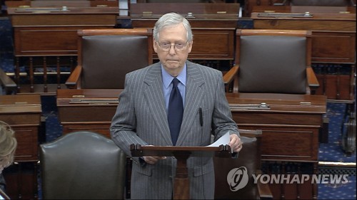 미국 상원에서 발언하는 공화당 미치 매코널 원내대표