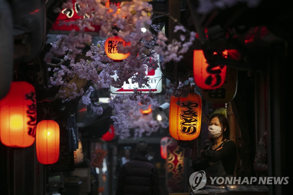 마스크 착용하고 도쿄 음식점 밖에 서있는 요리사