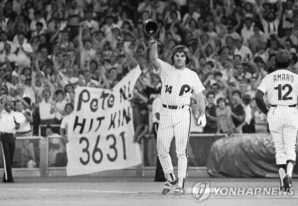 1981년 내셔널리그 역대 최다안타 기록을 세운 뒤 관중 환호에 답례하는 피트 로즈