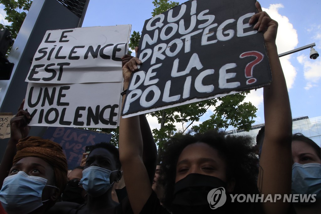 2일 프랑스 파리 지방법원 앞에서 열린 경찰의 흑인에 대한 폭력에 반대하는 시위. 참가자들이 '침묵은 폭력이다', '누가 우리를 경찰로부터 보호하나?'라고 적힌 푯말을 들고 있다. [AP=연합뉴스] 