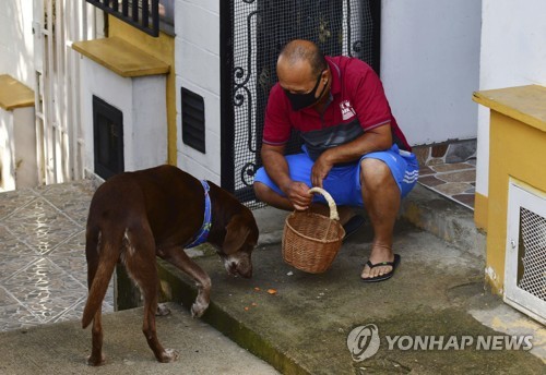 에로스가 배달을 마친 후 고객이 준 간식을 먹고 있다.