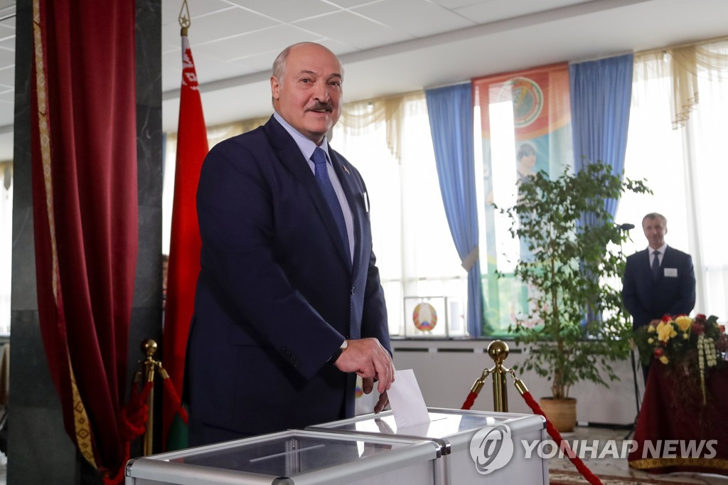 벨라루스 대선 투표하는 루카셴코 대통령