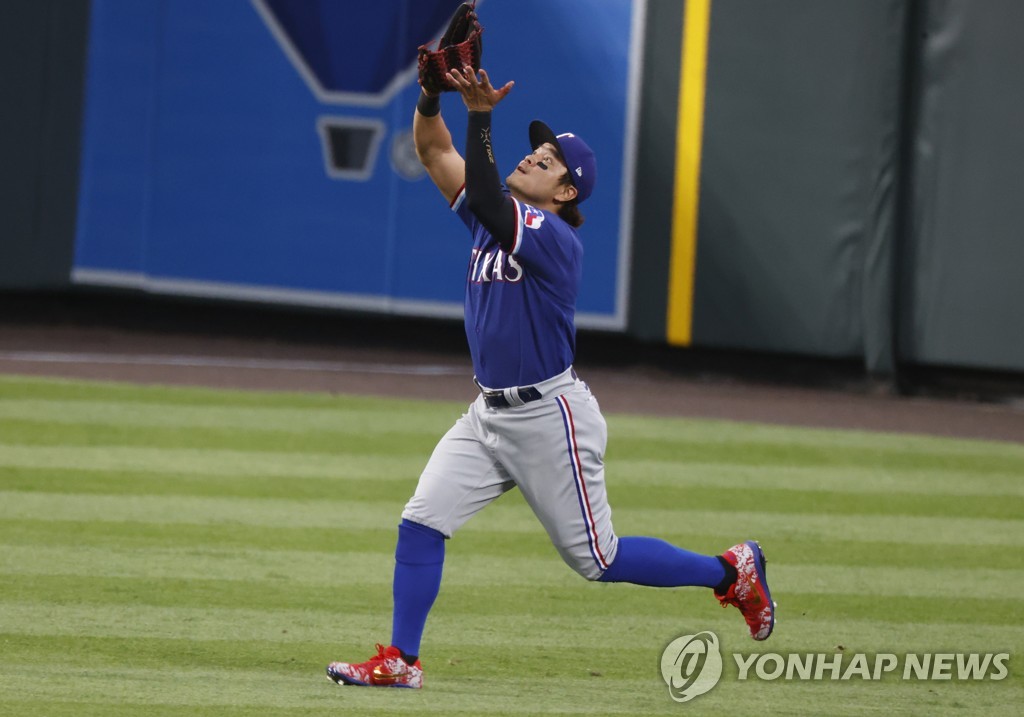 In this Associated Press file photo from Aug. 14, 2020, Choo Shin-soo of the Texas Rangers gets under a fly ball in left field during a Major League Baseball regular season game against the Colorado Rockies at Coors Field in Denver. (Yonhap)