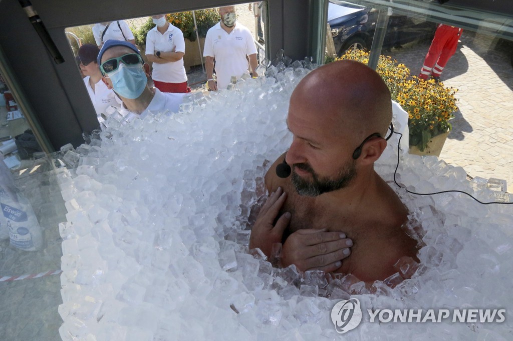 '맨몸으로 얼음 속 오래 버티기' 세계 신기록