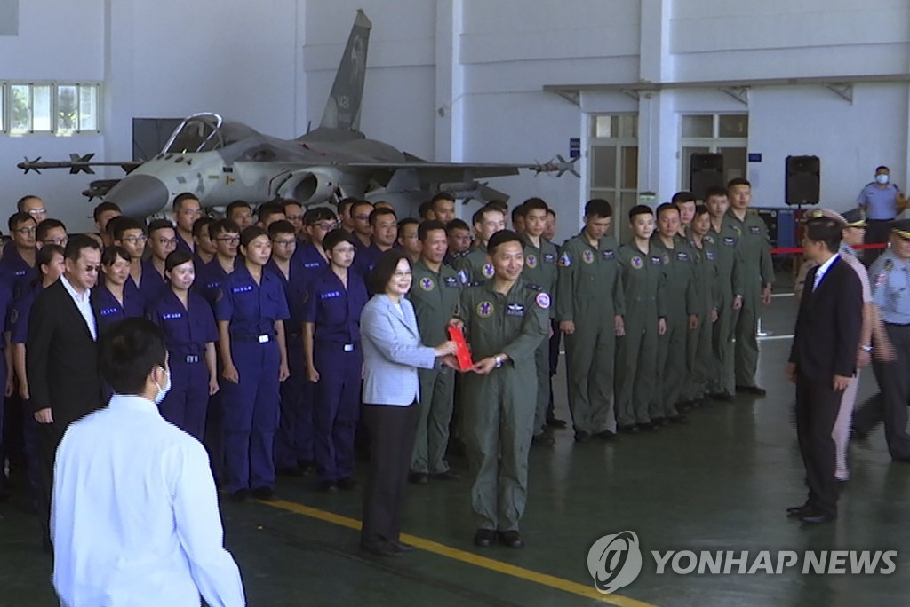 대만 공군 장병 격려하는 차이잉원 총통