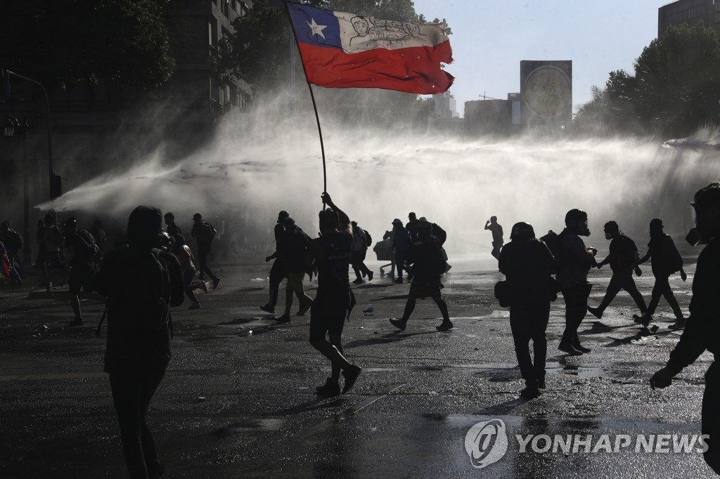 계속되는 칠레 시위…코로나19 재확산 가속 우려