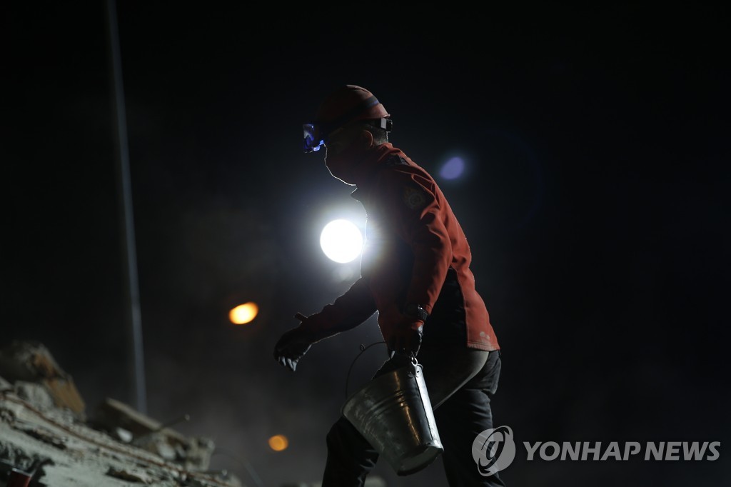 31일(현지시간) 밤샘 구조작업 벌이는 수색대원의 모습