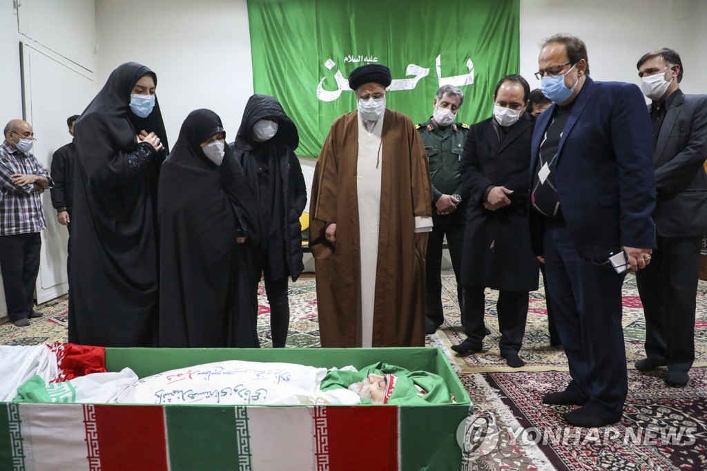 암살당한 이란 핵과학자 모센 파크리자데 추모하는 정부 관계자들